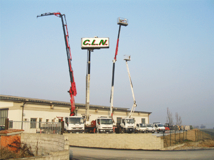 Lattoneria CLN, panoramica del piazzale con parco automezzi, piattaforme da 19 a 35 metri, e autogru da 32 metri, possibilità di noleggio conto terzi con operatore.